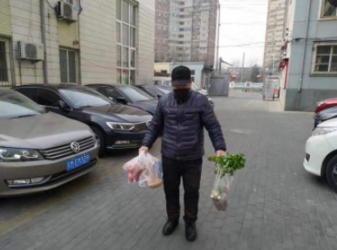 從“特色樓門”到“最美戰(zhàn)疫樓門” 八寶山街道的外賣遞送服務(wù)溫情守護(hù)家園